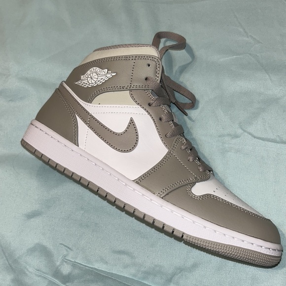 Brand new Air Jordan 1 Mid ‘College Grey’ - Picture 3 of 4